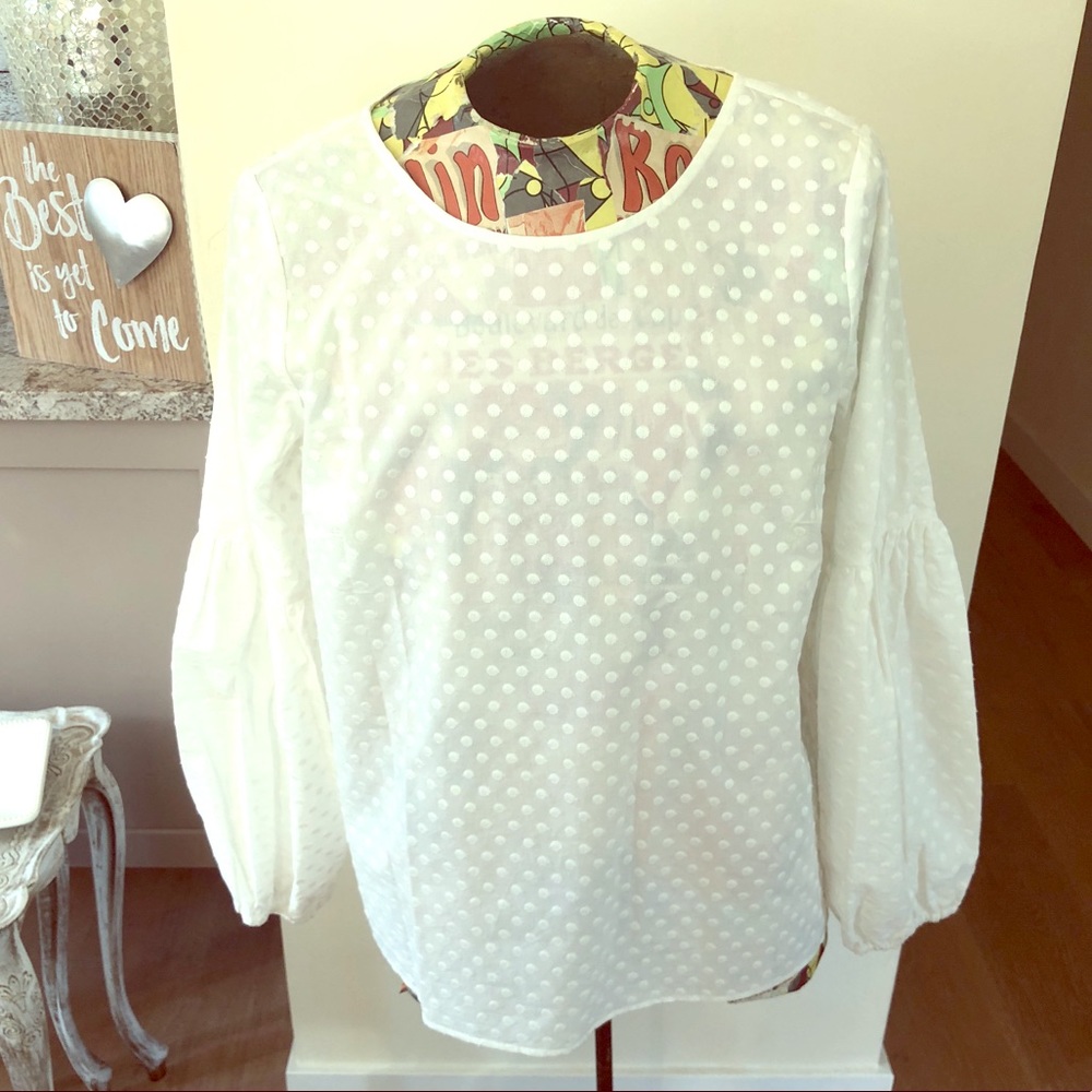 Kensie White Bell-Sleeve Blouse. Size L.